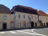 Ulica Vladimira Nazora 10 Ova jednokatnica, tlocrta u obliku slova „L“, sagrađena je 1786. godine u kasnobaroknom stilu  Ova jednokatnica, tlocrta u obliku slova „L“, sagrađena je 1786. godine u kasnobaroknom stilu, a godina gradnje uklesana je na zaglavnom kamenu iznad veže SIGUR 1786. Sredinom 19. stoljeća dograđen je krajnji južni dio.